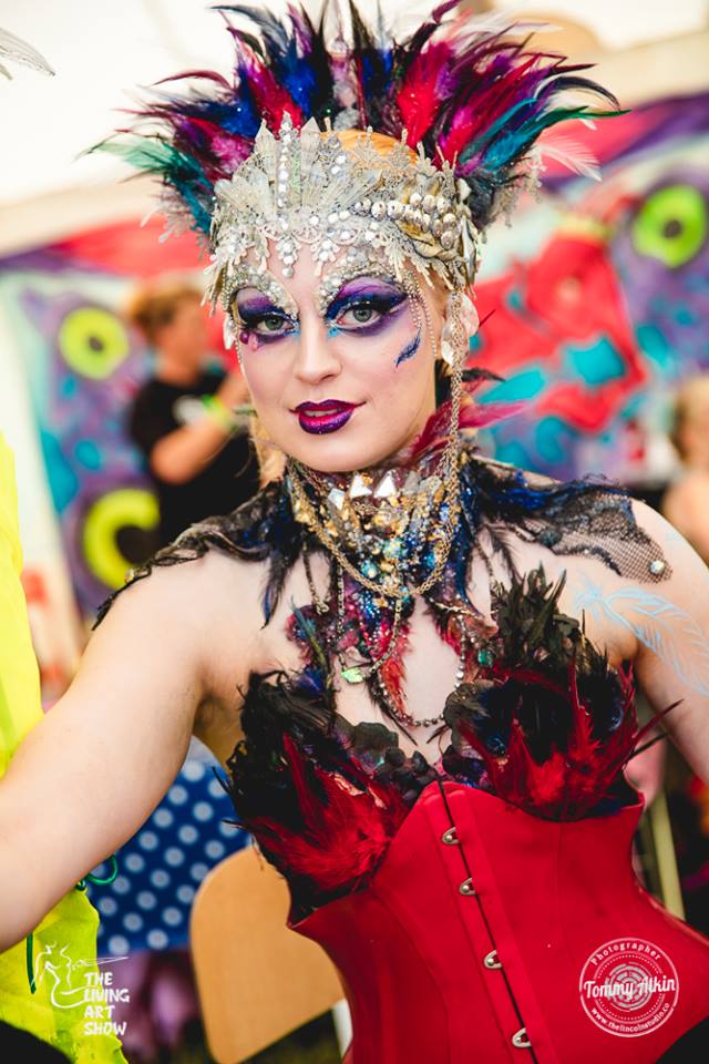 the-living-art-show-cabaret-avante-garde-demonstration-artiste-stefanija-vektere-model-simona-min